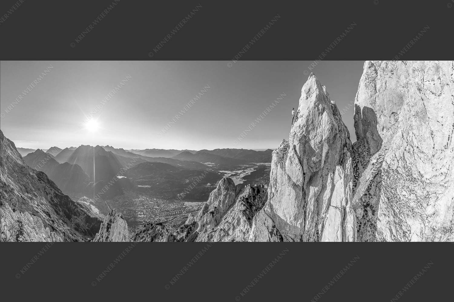 Klettern im Karwendel hoch über dem Oberen Isartal und Mittenwald - Steiler Zahn 2,5:1 sw -- Klettern im Karwendel - mehr Infos bei www.Kriner-Weiermann.de