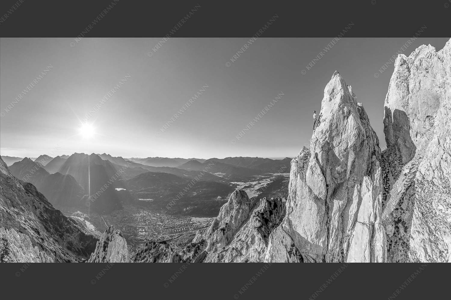 Klettern im Karwendel hoch über dem Oberen Isartal und Mittenwald - Steiler Zahn 2:1 sw -- Klettern im Karwendel - mehr Infos bei www.Kriner-Weiermann.de