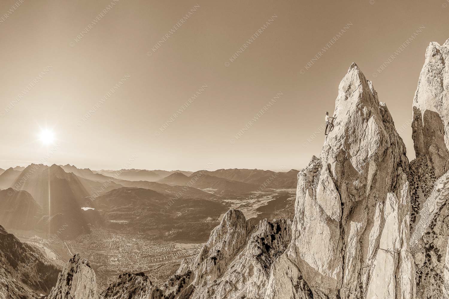 Klettern im Karwendel hoch über dem Oberen Isartal und Mittenwald - Steiler Zahn 3:2 sepia -- Klettern im Karwendel - mehr Infos bei www.Kriner-Weiermann.de