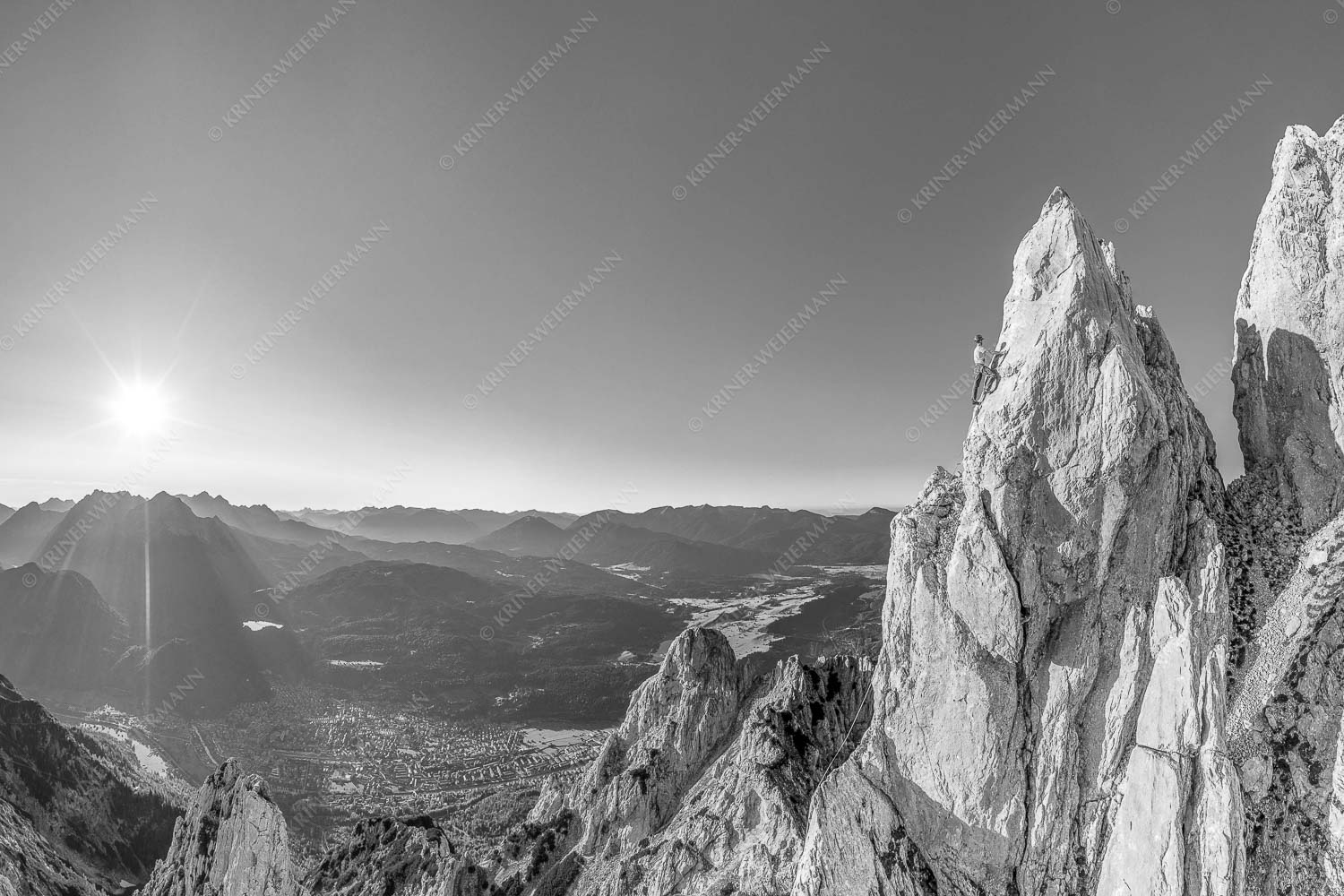 Klettern im Karwendel hoch über dem Oberen Isartal und Mittenwald - Steiler Zahn 3:2 sw -- Klettern im Karwendel - mehr Infos bei www.Kriner-Weiermann.de