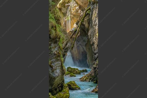 Die Partnachklamm an einem unzugäglichen Teil in ihrer ganzen Schönheit - Steter Tropfen 1:2  -- Die Partnachklamm - mehr Infos bei www.Kriner-Weiermann.de