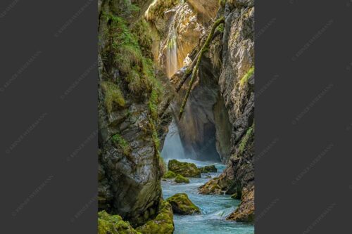 Die Partnachklamm an einem unzugäglichen Teil in ihrer ganzen Schönheit - Steter Tropfen 2:3  -- Die Partnachklamm - mehr Infos bei www.Kriner-Weiermann.de