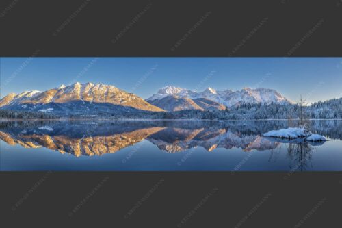 Soierngebirge und Karwendelgebirge spiegeln sich beim letzten Licht im Barmsee - Still und starr 3:1  -- Barmsee im Winter - mehr Infos bei www.Kriner-Weiermann.de