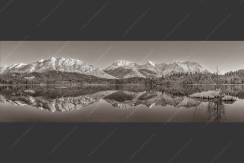 Soierngebirge und Karwendelgebirge spiegeln sich beim letzten Licht im Barmsee - Still und starr 3:1 sepia -- Barmsee im Winter - mehr Infos bei www.Kriner-Weiermann.de