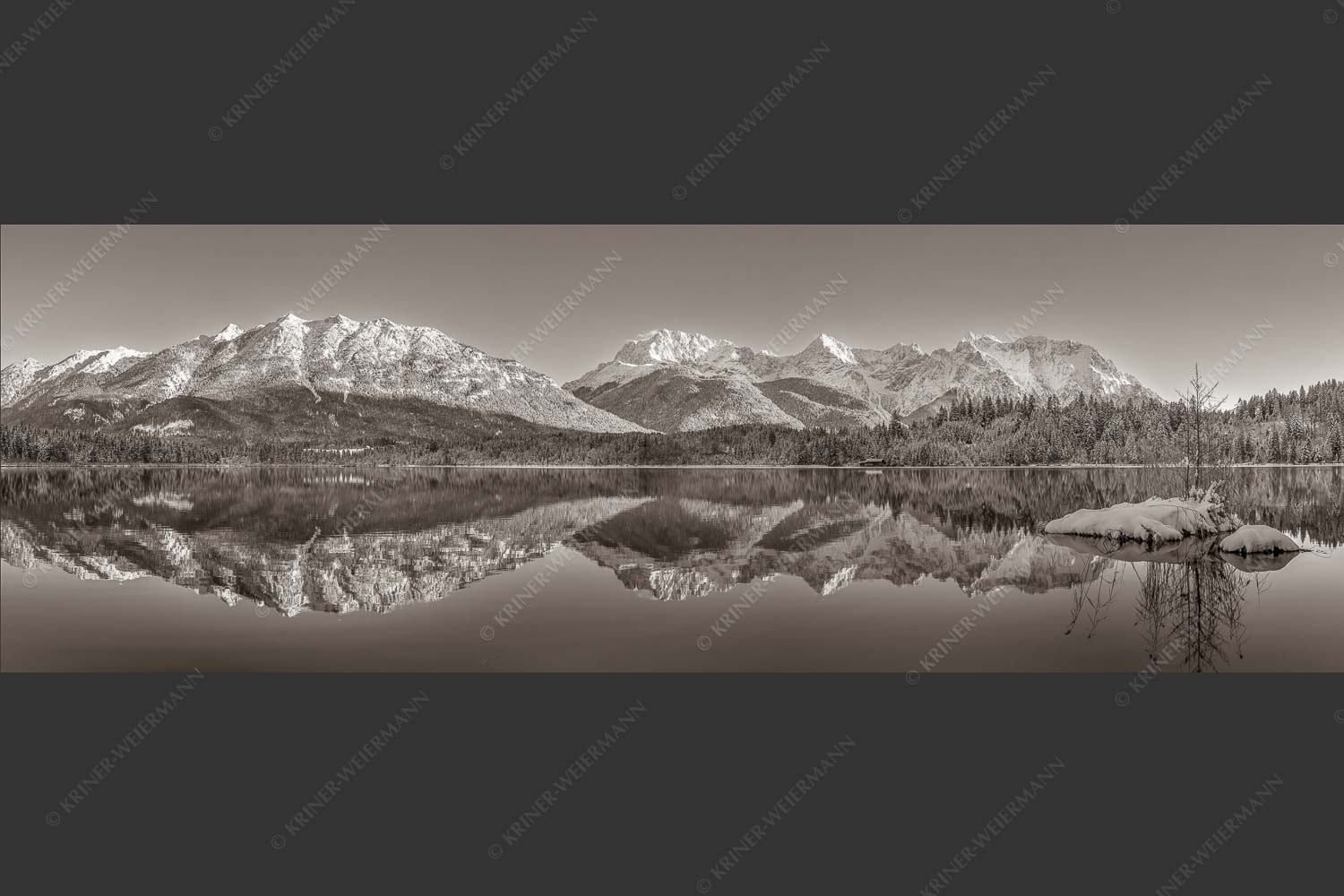 Soierngebirge und Karwendelgebirge spiegeln sich beim letzten Licht im Barmsee - Still und starr 3:1 sepia -- Barmsee im Winter - mehr Infos bei www.Kriner-Weiermann.de