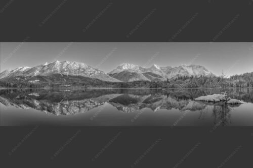 Soierngebirge und Karwendelgebirge spiegeln sich beim letzten Licht im Barmsee - Still und starr 3:1 sw -- Barmsee im Winter - mehr Infos bei www.Kriner-Weiermann.de