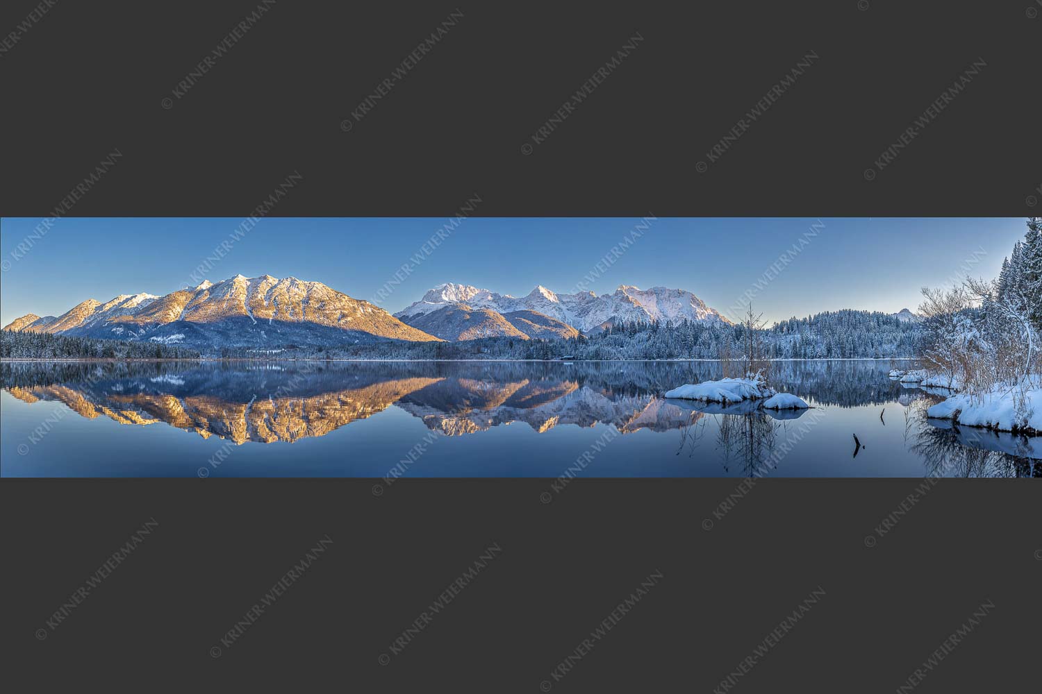 Soierngebirge und Karwendelgebirge spiegeln sich beim letzten Licht im Barmsee - Still und starr 4:1  -- Barmsee im Winter - mehr Infos bei www.Kriner-Weiermann.de