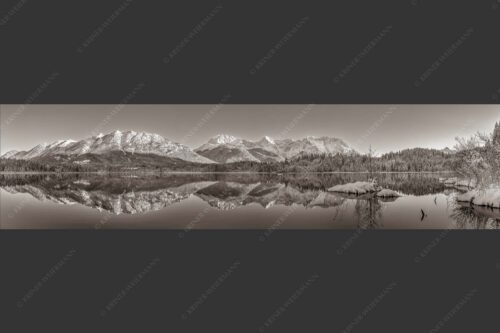 Soierngebirge und Karwendelgebirge spiegeln sich beim letzten Licht im Barmsee - Still und starr 4:1 sepia -- Barmsee im Winter - mehr Infos bei www.Kriner-Weiermann.de