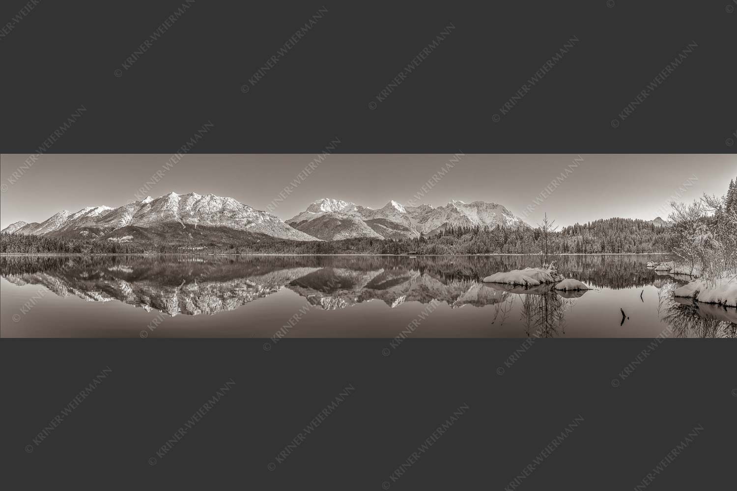 Soierngebirge und Karwendelgebirge spiegeln sich beim letzten Licht im Barmsee - Still und starr 4:1 sepia -- Barmsee im Winter - mehr Infos bei www.Kriner-Weiermann.de