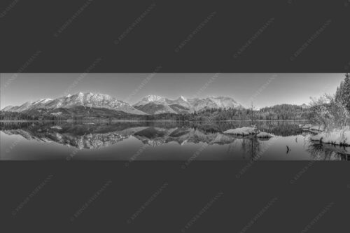 Soierngebirge und Karwendelgebirge spiegeln sich beim letzten Licht im Barmsee - Still und starr 4:1 sw -- Barmsee im Winter - mehr Infos bei www.Kriner-Weiermann.de