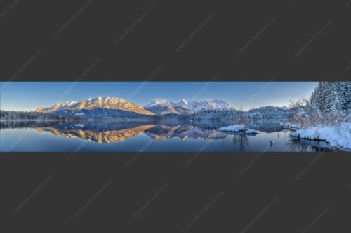 Soierngebirge und Karwendelgebirge spiegeln sich beim letzten Licht im Barmsee - Still und starr 5:1  -- Barmsee im Winter - mehr Infos bei www.Kriner-Weiermann.de