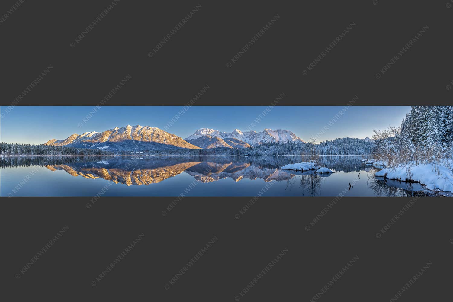 Soierngebirge und Karwendelgebirge spiegeln sich beim letzten Licht im Barmsee - Still und starr 5:1 -- Barmsee im Winter - mehr Infos bei www.Kriner-Weiermann.de