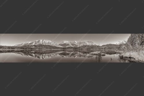 Soierngebirge und Karwendelgebirge spiegeln sich beim letzten Licht im Barmsee - Still und starr 5:1 sepia -- Barmsee im Winter - mehr Infos bei www.Kriner-Weiermann.de