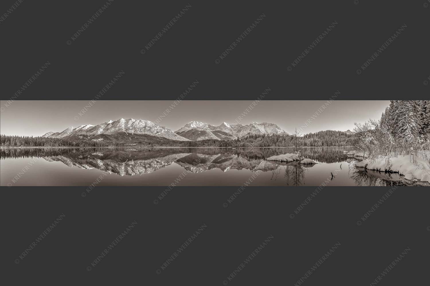 Soierngebirge und Karwendelgebirge spiegeln sich beim letzten Licht im Barmsee - Still und starr 5:1 sepia -- Barmsee im Winter - mehr Infos bei www.Kriner-Weiermann.de