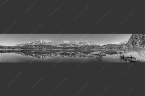 Soierngebirge und Karwendelgebirge spiegeln sich beim letzten Licht im Barmsee - Still und starr 5:1 sw -- Barmsee im Winter - mehr Infos bei www.Kriner-Weiermann.de