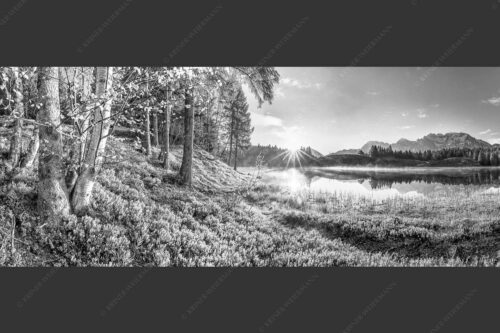 Blick über den Wildensee zum Sonnenaufgang am Soierngebirge und Karwendel - Stiller Morgen 2,5:1 sw -- Wildensee und Karwendel - mehr Infos bei www.Kriner-Weiermann.de