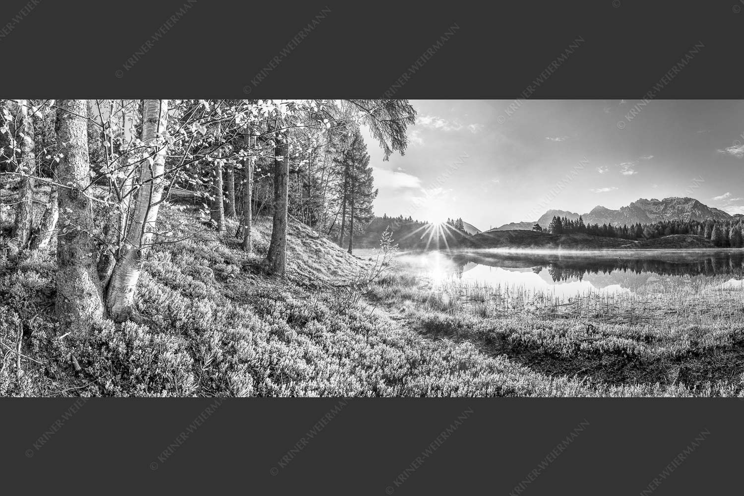 Blick über den Wildensee zum Sonnenaufgang am Soierngebirge und Karwendel - Stiller Morgen 2,5:1 sw -- Wildensee und Karwendel - mehr Infos bei www.Kriner-Weiermann.de