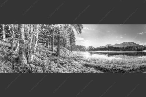 Blick über den Wildensee zum Sonnenaufgang am Soierngebirge und Karwendel - Stiller Morgen 3:1 sw -- Wildensee und Karwendel - mehr Infos bei www.Kriner-Weiermann.de