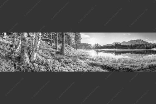 Blick über den Wildensee zum Sonnenaufgang am Soierngebirge und Karwendel - Stiller Morgen 4:1 sw -- Wildensee und Karwendel - mehr Infos bei www.Kriner-Weiermann.de
