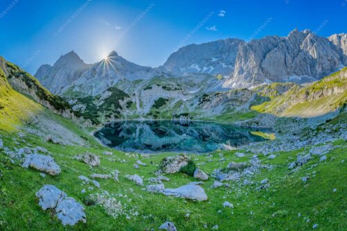 Blick über Drachensee zum Sonnenaufgang  an den Tajaköpfen - Stiller See 3:2  -- Drachensee mit Tajakopf - mehr Infos bei www.Kriner-Weiermann.de