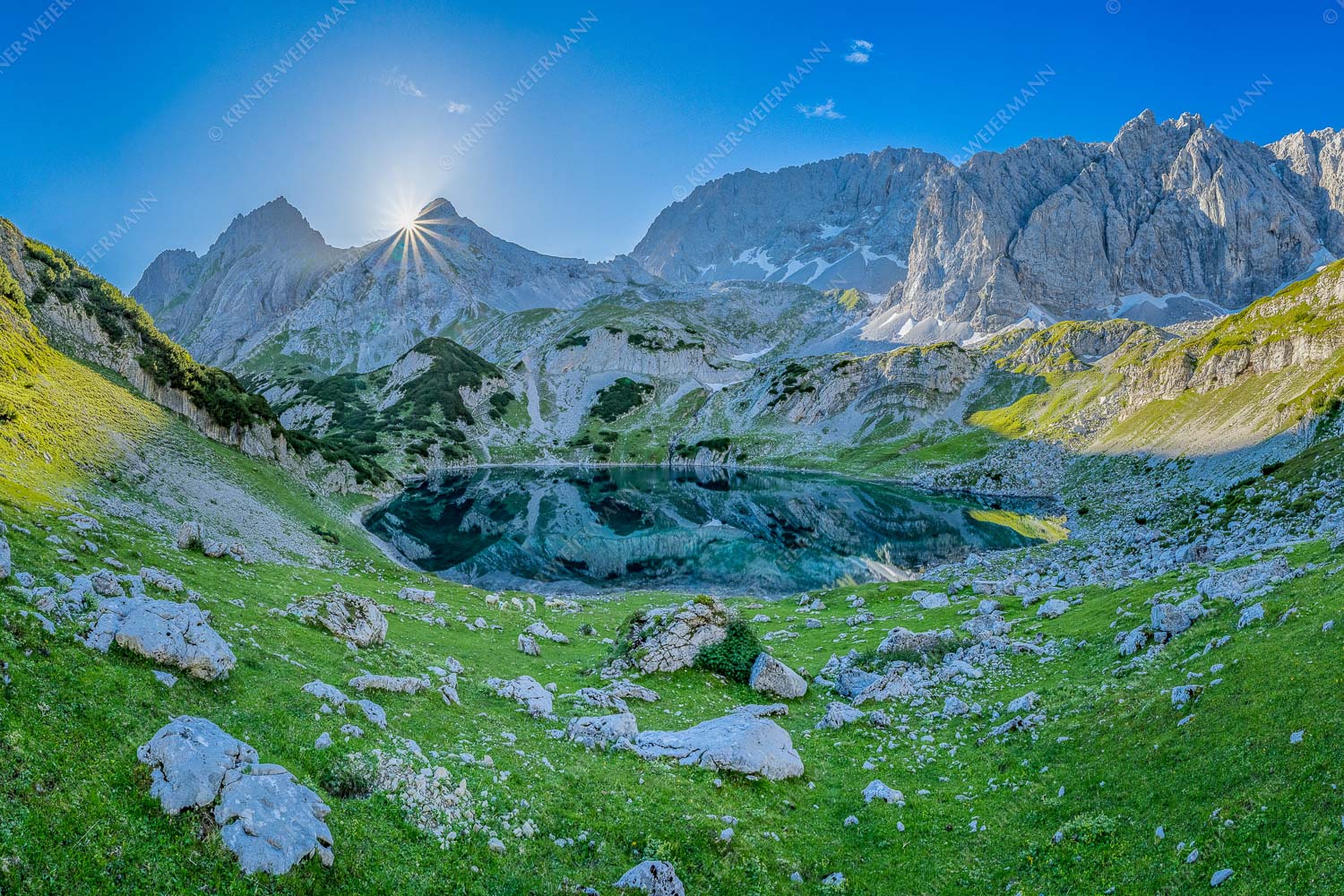 Blick über Drachensee zum Sonnenaufgang an den Tajaköpfen - Stiller See 3:2 -- Drachensee mit Tajakopf - mehr Infos bei www.Kriner-Weiermann.de