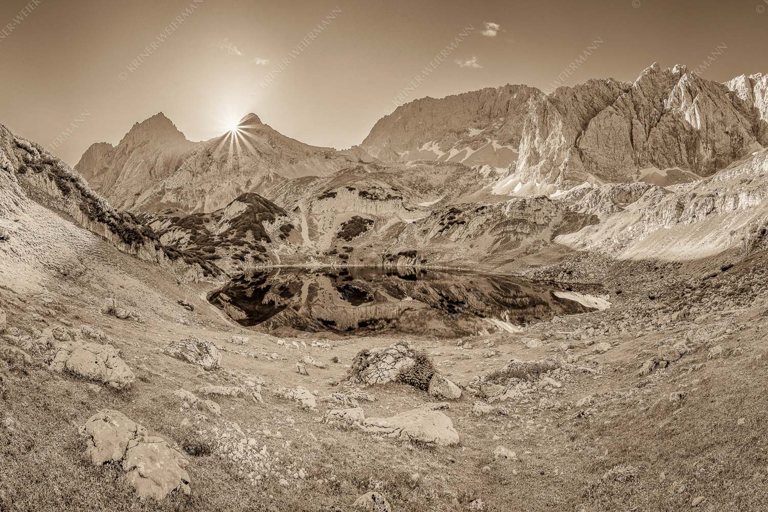Blick über Drachensee zum Sonnenaufgang an den Tajaköpfen - Stiller See 3:2 sepia -- Drachensee mit Tajakopf - mehr Infos bei www.Kriner-Weiermann.de