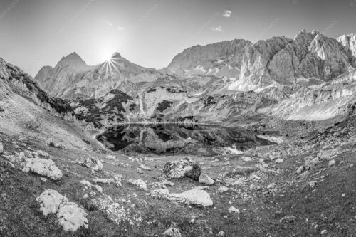 Blick über Drachensee zum Sonnenaufgang  an den Tajaköpfen - Stiller See 3:2 sw -- Drachensee mit Tajakopf - mehr Infos bei www.Kriner-Weiermann.de