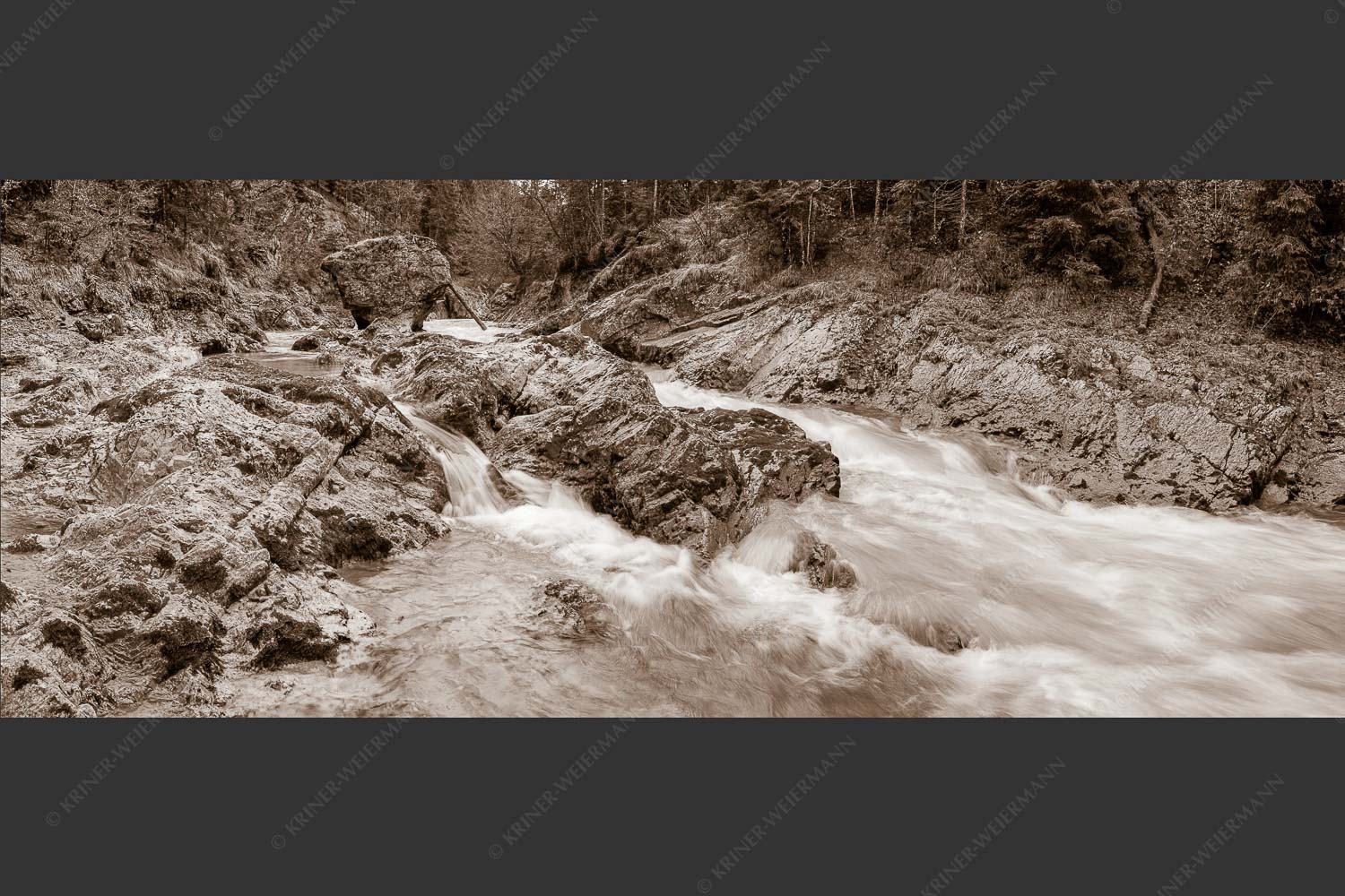 Wild bahnt sich der Rißbach seinen Weg durch das Karwendelgebirge - Stromschnelle 2,5:1 sepia -- Wildwasser Rißbach - mehr Infos bei www.Kriner-Weiermann.de