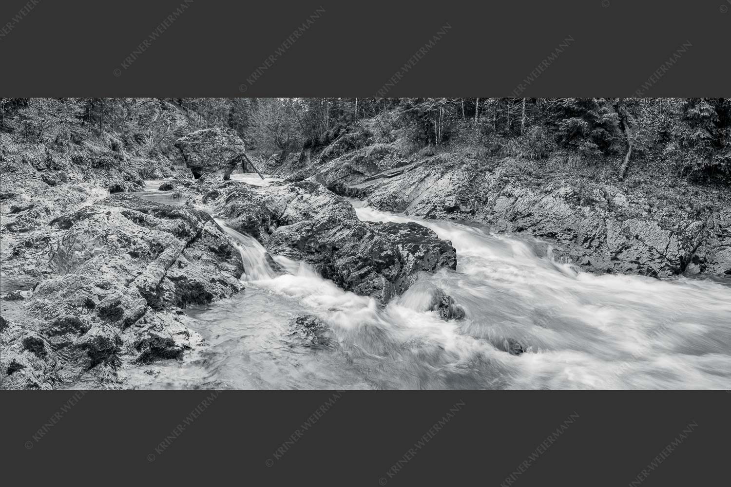 Wild bahnt sich der Rißbach seinen Weg durch das Karwendelgebirge - Stromschnelle 2,5:1 sw -- Wildwasser Rißbach - mehr Infos bei www.Kriner-Weiermann.de