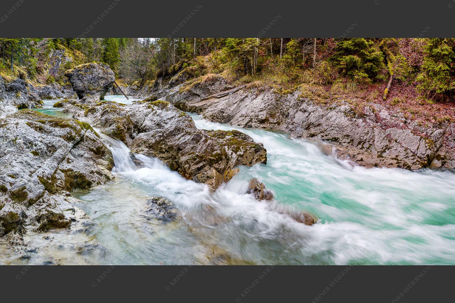 Wild bahnt sich der Rißbach seinen Weg durch das Karwendelgebirge - Stromschnelle 2:1  -- Wildwasser Rißbach - mehr Infos bei www.Kriner-Weiermann.de