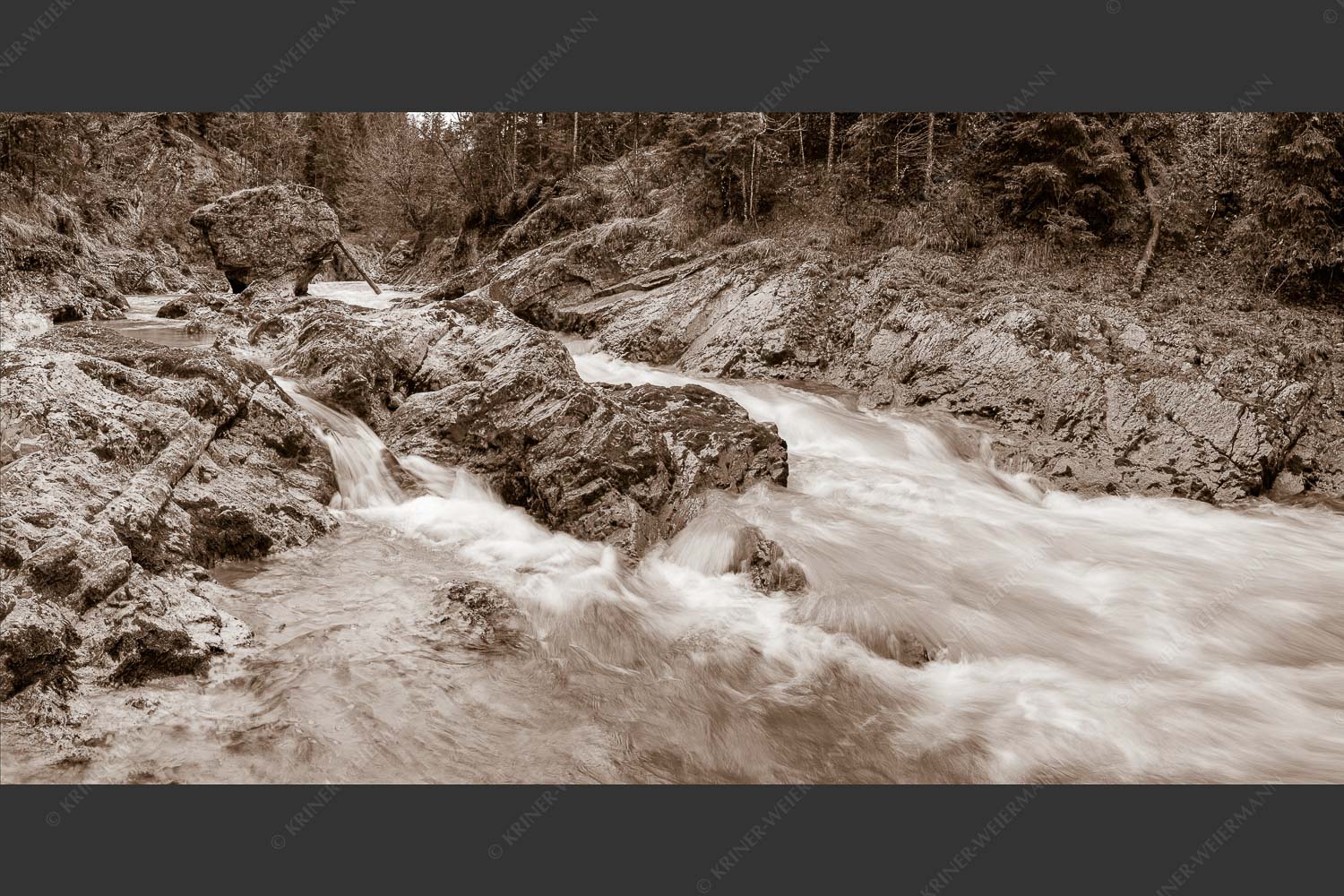 Wild bahnt sich der Rißbach seinen Weg durch das Karwendelgebirge - Stromschnelle 2:1 sepia -- Wildwasser Rißbach - mehr Infos bei www.Kriner-Weiermann.de