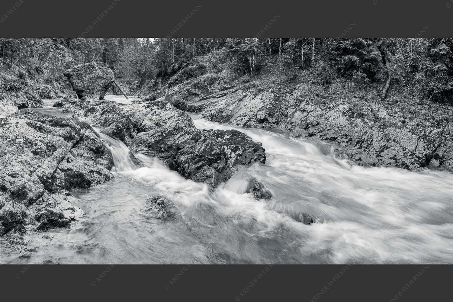 Wild bahnt sich der Rißbach seinen Weg durch das Karwendelgebirge - Stromschnelle 2:1 sw -- Wildwasser Rißbach - mehr Infos bei www.Kriner-Weiermann.de