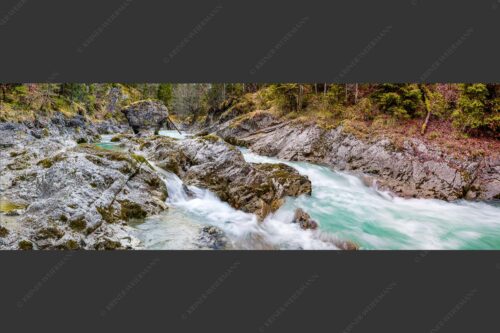 Wild bahnt sich der Rißbach seinen Weg durch das Karwendelgebirge - Stromschnelle 3:1  -- Wildwasser Rißbach - mehr Infos bei www.Kriner-Weiermann.de