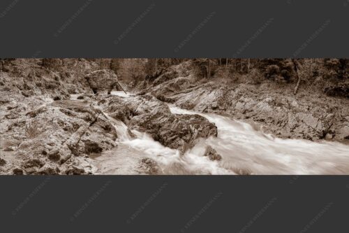 Wild bahnt sich der Rißbach seinen Weg durch das Karwendelgebirge - Stromschnelle 3:1 sepia -- Wildwasser Rißbach - mehr Infos bei www.Kriner-Weiermann.de