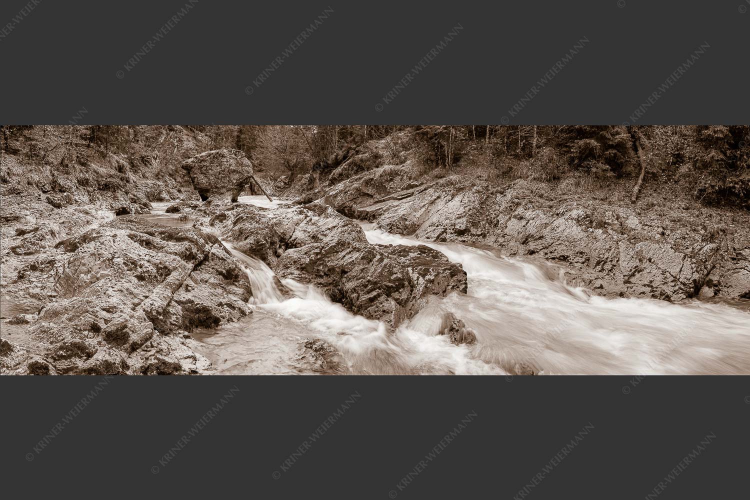 Wild bahnt sich der Rißbach seinen Weg durch das Karwendelgebirge - Stromschnelle 3:1 sepia -- Wildwasser Rißbach - mehr Infos bei www.Kriner-Weiermann.de