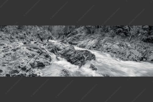 Wild bahnt sich der Rißbach seinen Weg durch das Karwendelgebirge - Stromschnelle 3:1 sw -- Wildwasser Rißbach - mehr Infos bei www.Kriner-Weiermann.de