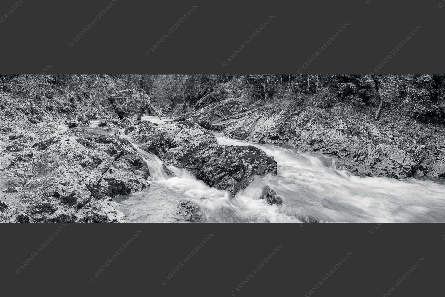 Wild bahnt sich der Rißbach seinen Weg durch das Karwendelgebirge - Stromschnelle 3:1 sw -- Wildwasser Rißbach - mehr Infos bei www.Kriner-Weiermann.de