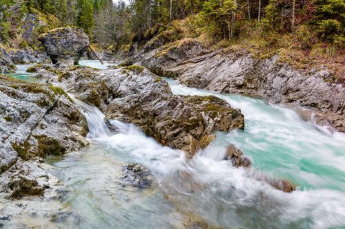 Wild bahnt sich der Rißbach seinen Weg durch das Karwendelgebirge - Stromschnelle 3:2  -- Wildwasser Rißbach - mehr Infos bei www.Kriner-Weiermann.de