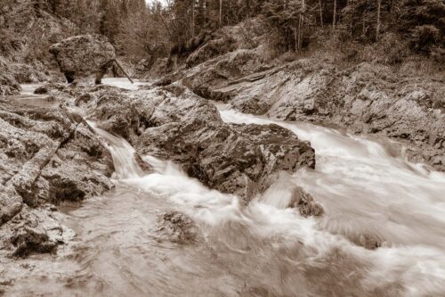 Wild bahnt sich der Rißbach seinen Weg durch das Karwendelgebirge - Stromschnelle 3:2 sepia -- Wildwasser Rißbach - mehr Infos bei www.Kriner-Weiermann.de