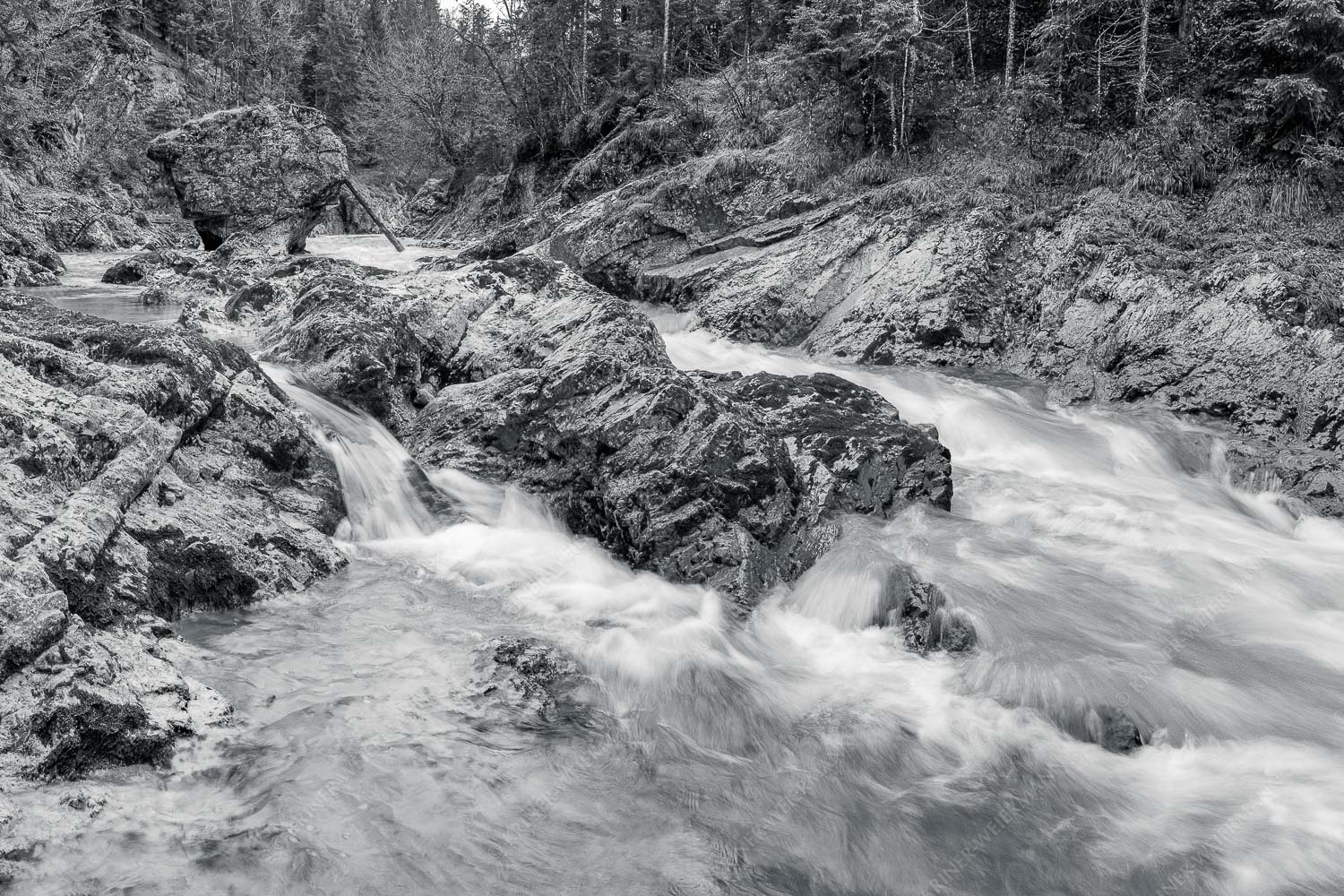 Wild bahnt sich der Rißbach seinen Weg durch das Karwendelgebirge - Stromschnelle 3:2 sw -- Wildwasser Rißbach - mehr Infos bei www.Kriner-Weiermann.de