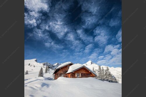 Die Stuibenhütte dient im Sommer als Unterkunft für den Almhirten der Kreuzalm - Stuibenhütte 1:1  -- Alpspitze - mehr Infos bei www.Kriner-Weiermann.de