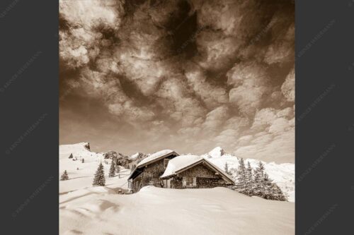 Die Stuibenhütte dient im Sommer als Unterkunft für den Almhirten der Kreuzalm - Stuibenhütte 1:1 sepia -- Alpspitze - mehr Infos bei www.Kriner-Weiermann.de