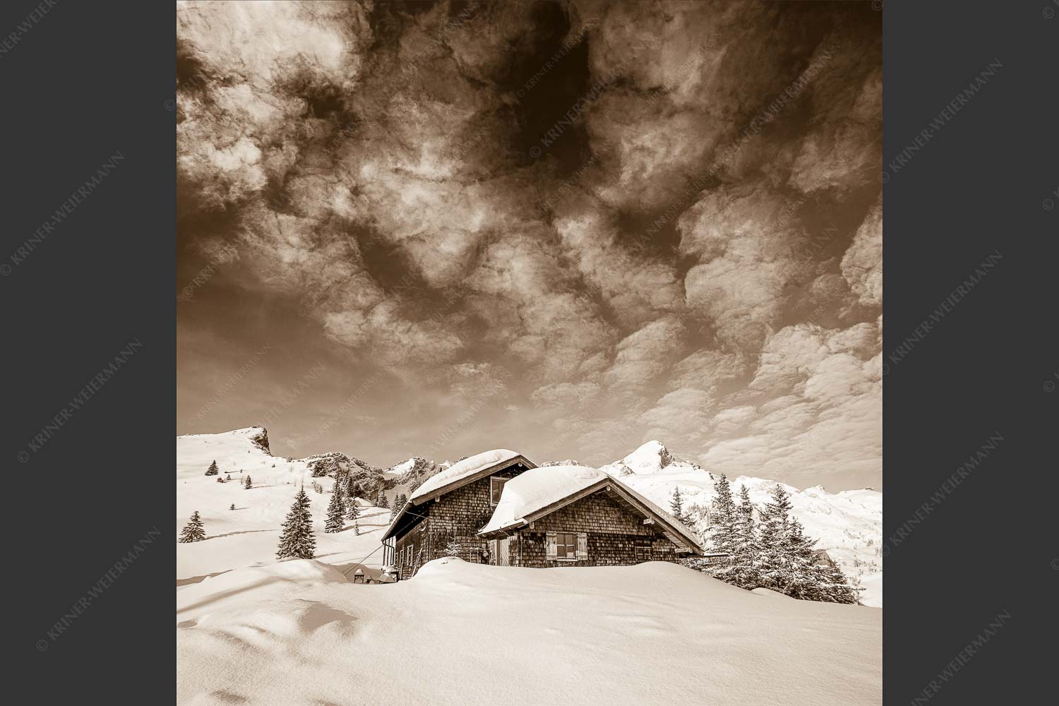 Die Stuibenhütte dient im Sommer als Unterkunft für den Almhirten der Kreuzalm - Stuibenhütte 1:1 sepia -- Alpspitze - mehr Infos bei www.Kriner-Weiermann.de