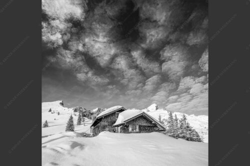 Die Stuibenhütte dient im Sommer als Unterkunft für den Almhirten der Kreuzalm - Stuibenhütte 1:1 sw -- Alpspitze - mehr Infos bei www.Kriner-Weiermann.de