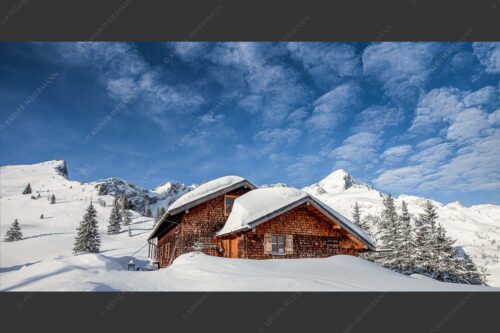 Die Stuibenhütte dient im Sommer als Unterkunft für den Almhirten der Kreuzalm - Stuibenhütte 2:1  -- Alpspitze - mehr Infos bei www.Kriner-Weiermann.de
