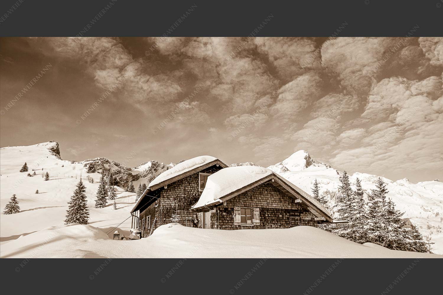 Die Stuibenhütte dient im Sommer als Unterkunft für den Almhirten der Kreuzalm - Stuibenhütte 2:1 sepia -- Alpspitze - mehr Infos bei www.Kriner-Weiermann.de