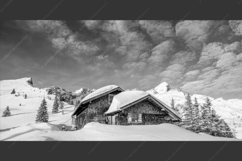 Die Stuibenhütte dient im Sommer als Unterkunft für den Almhirten der Kreuzalm - Stuibenhütte 2:1 sw -- Alpspitze - mehr Infos bei www.Kriner-Weiermann.de