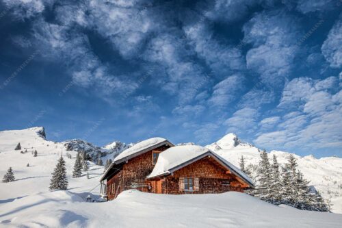 Die Stuibenhütte dient im Sommer als Unterkunft für den Almhirten der Kreuzalm - Stuibenhütte 3:2  -- Alpspitze - mehr Infos bei www.Kriner-Weiermann.de