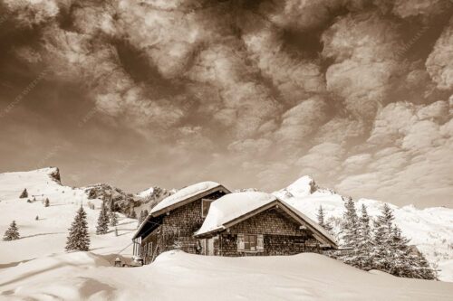 Die Stuibenhütte dient im Sommer als Unterkunft für den Almhirten der Kreuzalm - Stuibenhütte 3:2 sepia -- Alpspitze - mehr Infos bei www.Kriner-Weiermann.de