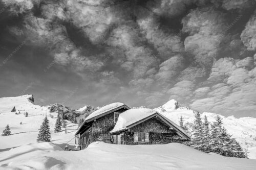 Die Stuibenhütte dient im Sommer als Unterkunft für den Almhirten der Kreuzalm - Stuibenhütte 3:2 sw -- Alpspitze - mehr Infos bei www.Kriner-Weiermann.de